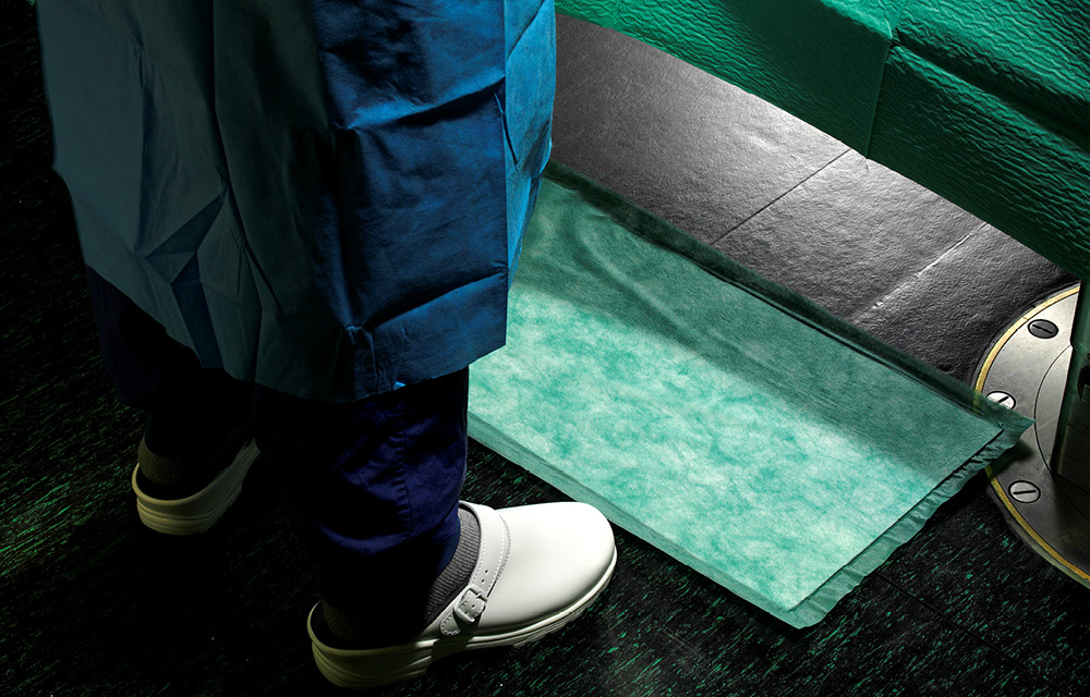 drymax-2.4-superabsorbierende-Bodenmatte-Operationssalen-Untersuchungsraumen-Notaufnahmen-Krankenwagen-absorbest