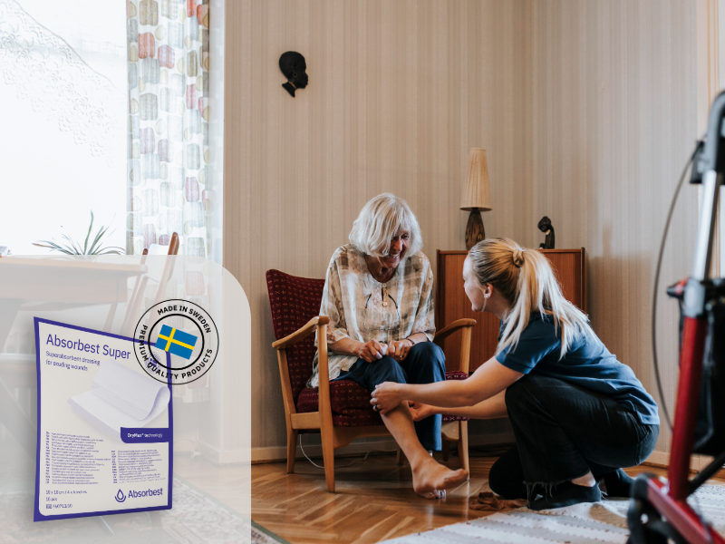 Abbildung eines Patienten und eines Arztes bei der Verwendung eines superabsorbierenden Wundauflage.