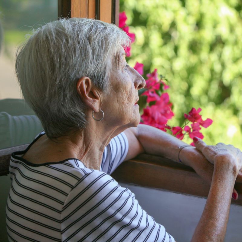 isolierte ältere frau